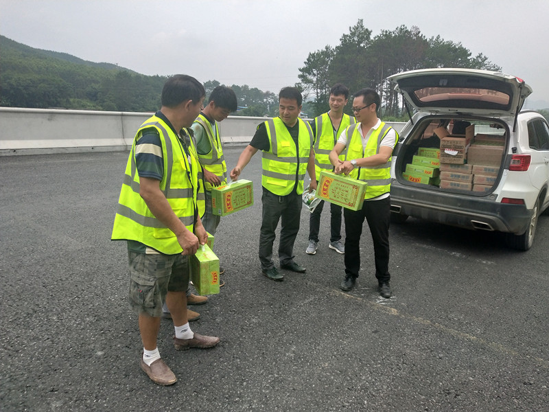 高溫慰問(wèn) ——致敬高溫下的堅守!