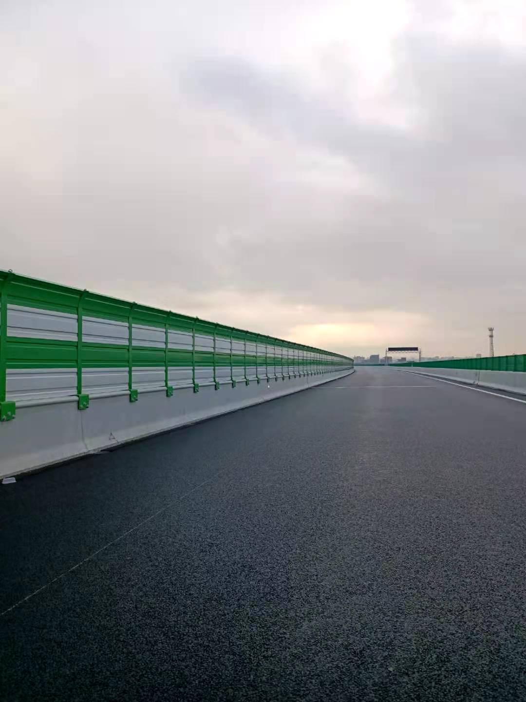 廣連高速公路項目聲屏障專(zhuān)業(yè)施工（參建項目）